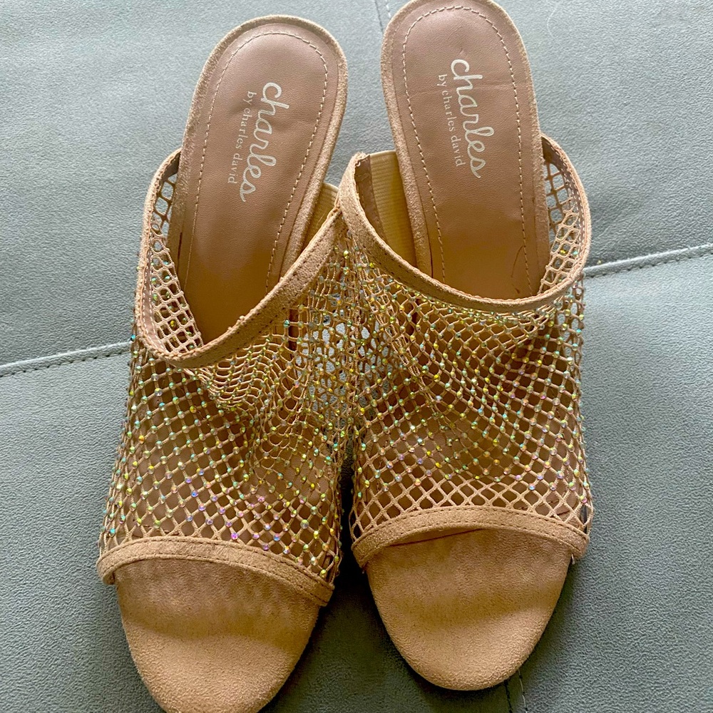 NEW NEVER WORN BEIGE DRESS SHOES. WITH SPARKLE.  KITTEN HEEL